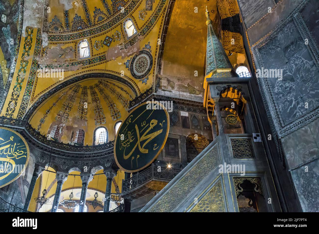ISTANBUL, TÜRKEI - 11. SEPTEMBER 2017: Es handelt sich um runde Schilde mit kalligraphischen Inschriften unter der Kuppel der Hagia Sophia. Stockfoto