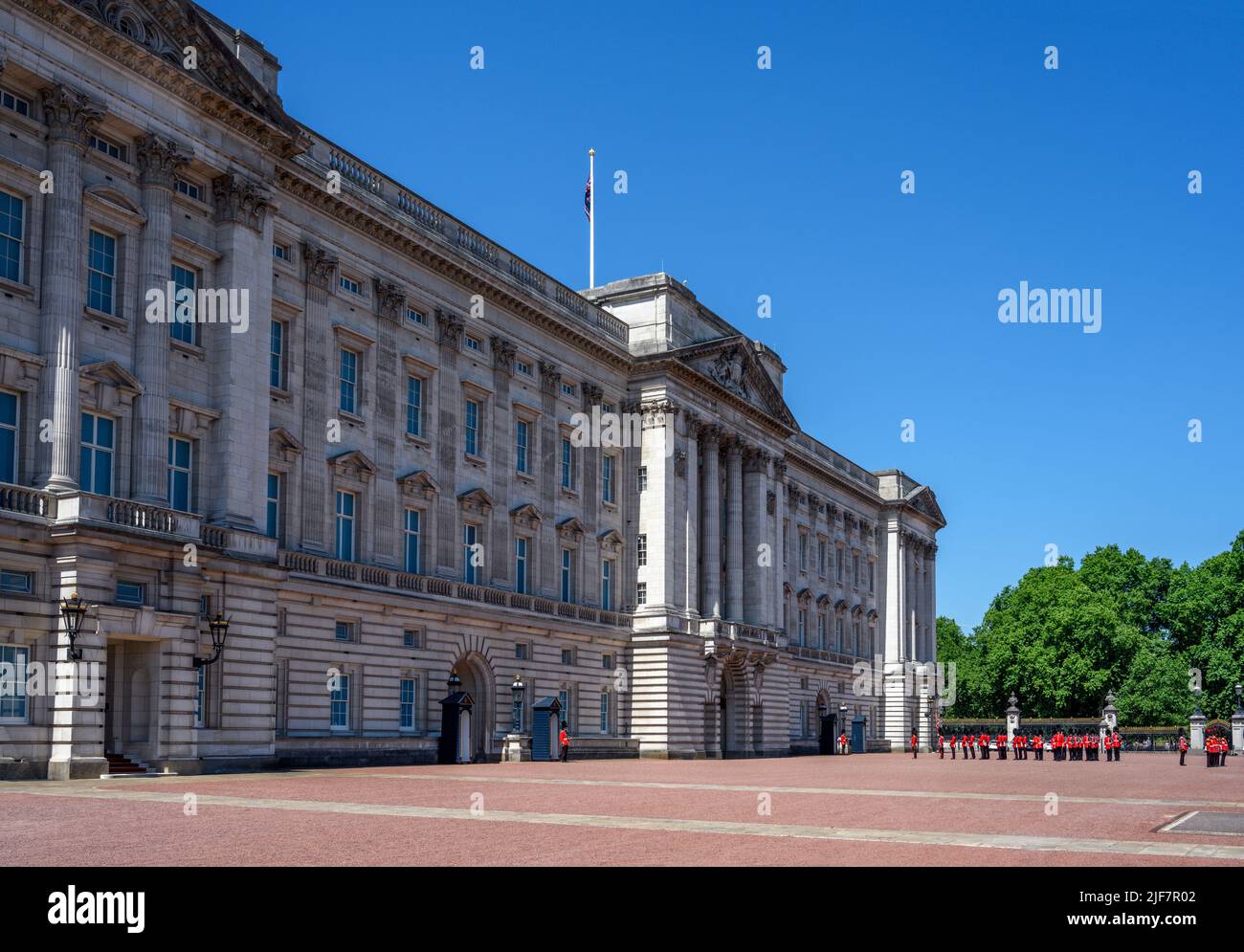 Die Wachablösung am Buckingham Palace, London, England, Großbritannien Stockfoto