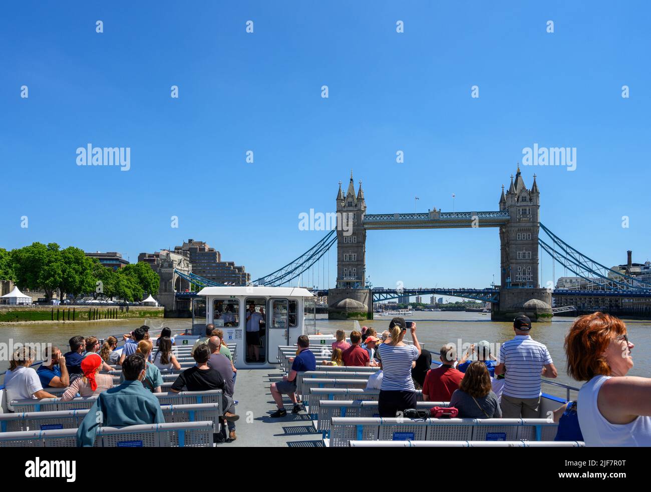 Tower Bridge vom Deck einer City Cruises Bootsfahrt, Themse, London, England, Großbritannien Stockfoto