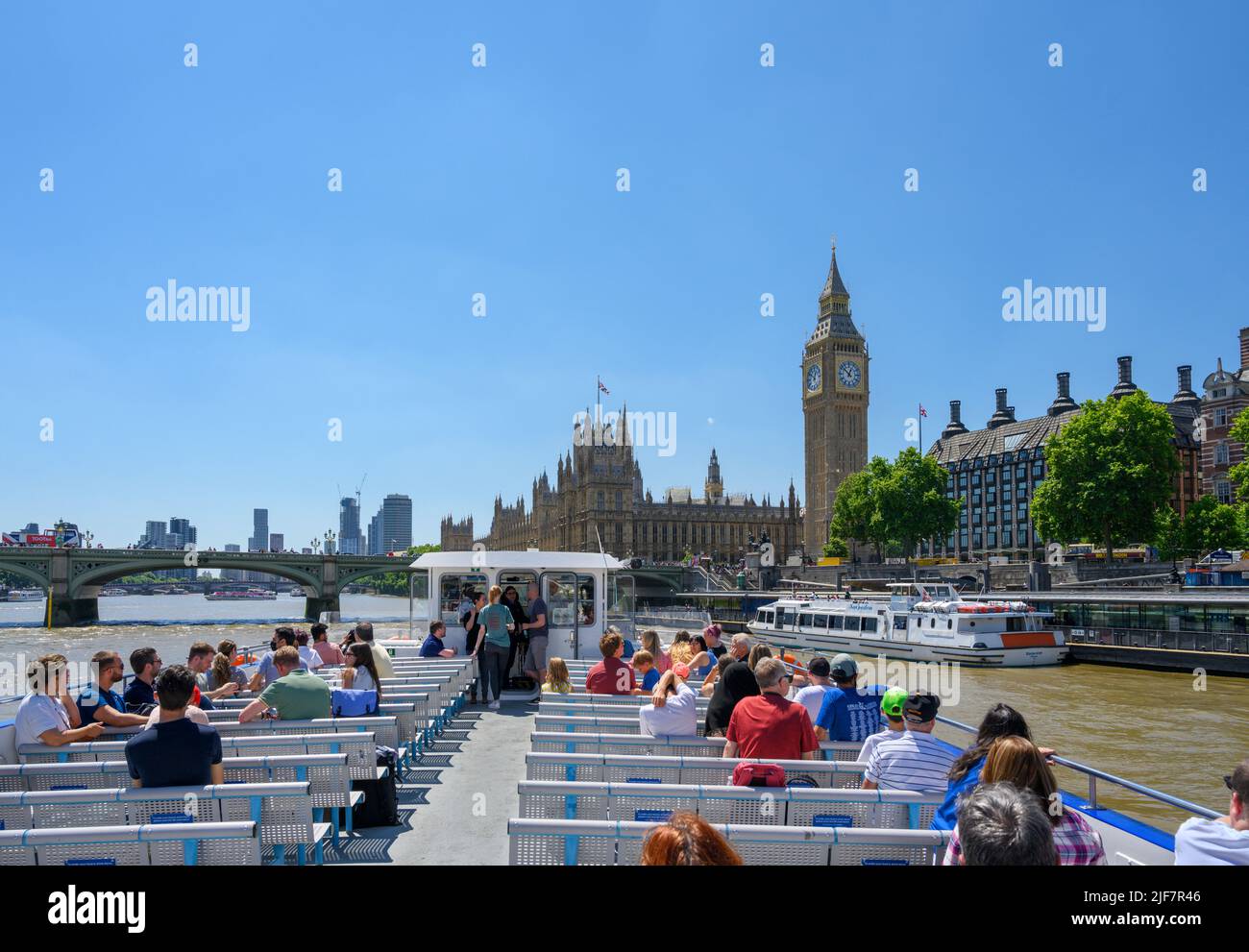Die Houses of Parliament (Palace of Westminster) vom Deck einer City Cruises Bootsfahrt, Themse, London, England, Großbritannien Stockfoto