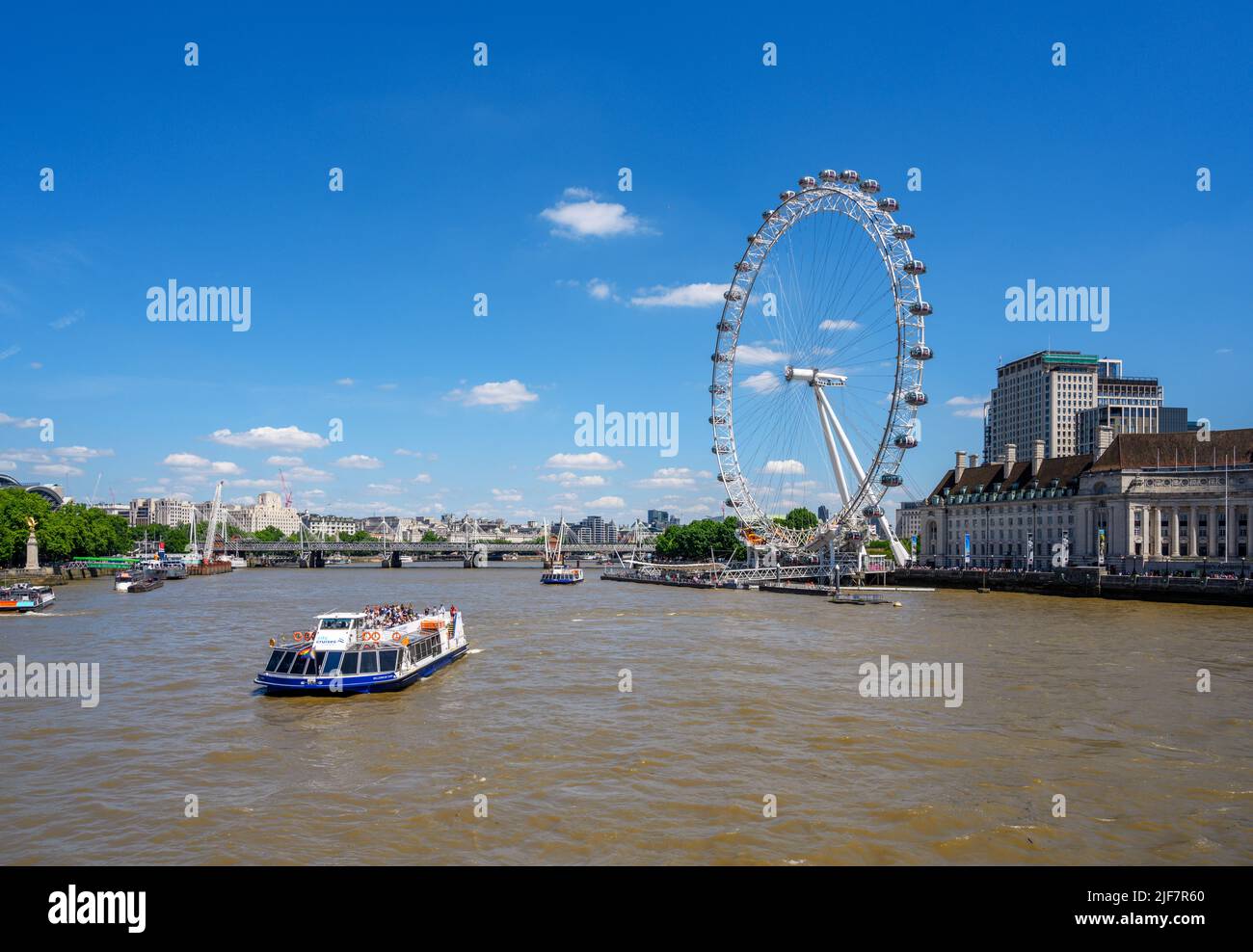 Die Bootsfahrt mit dem London Eye und City Cruises von der Westminster Bridge, der Themse, London, England, Großbritannien aus Stockfoto