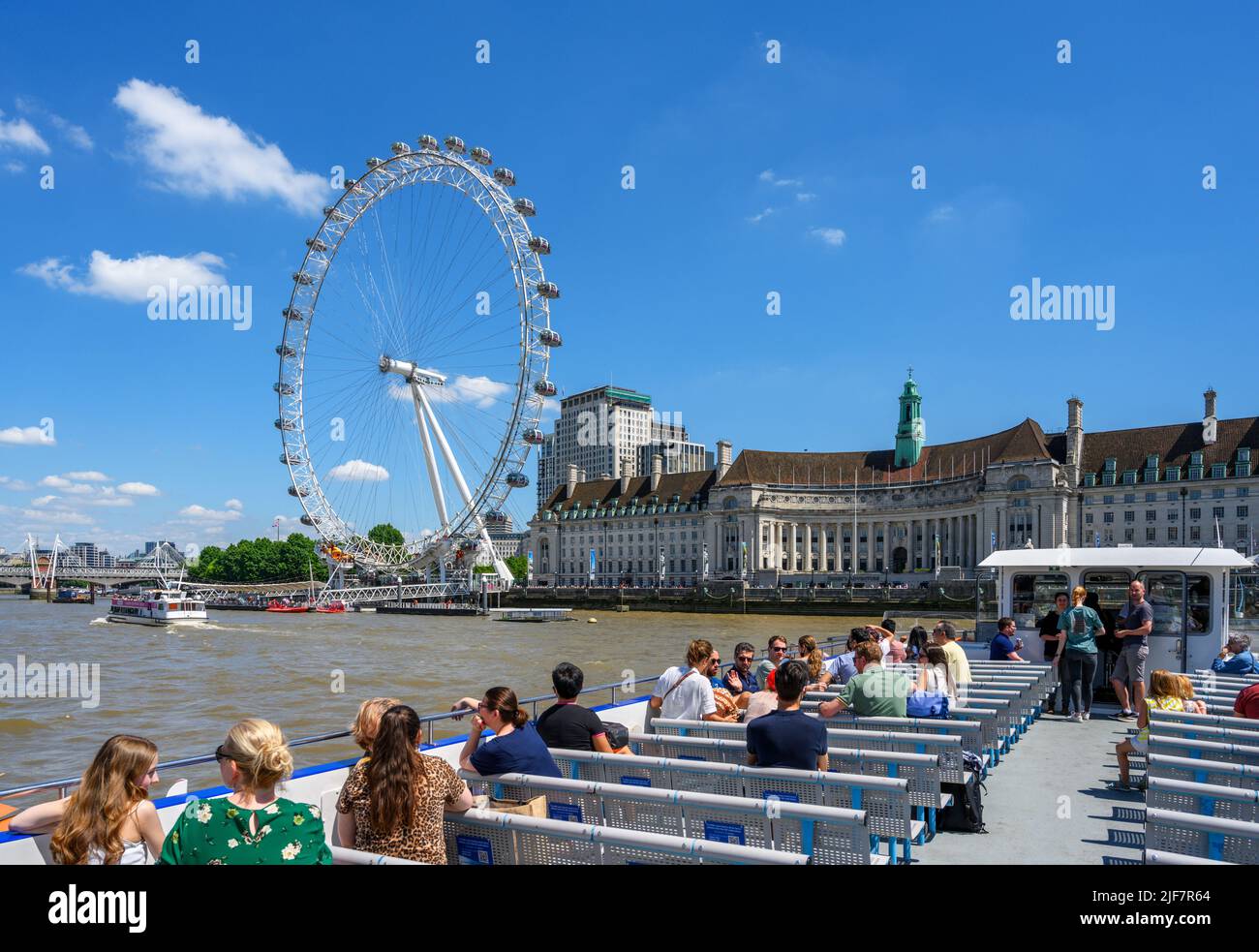 Das London Eye und die County Hall vom Deck einer City Cruises Bootsfahrt, Themse, London, England, Großbritannien Stockfoto