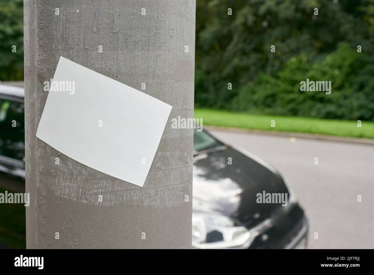 Weißer blank-Aufkleber mit Platz für Text an der Säule am Straßenrand Stockfoto