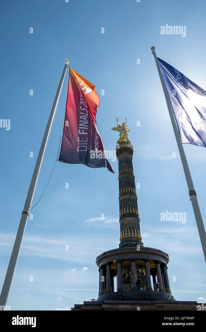 Berlin, Deutschland, Juni 2022: Blick auf die Siegessäule oder die Berliner Siegessäule im Tiergarten, Berlin. Stockfoto