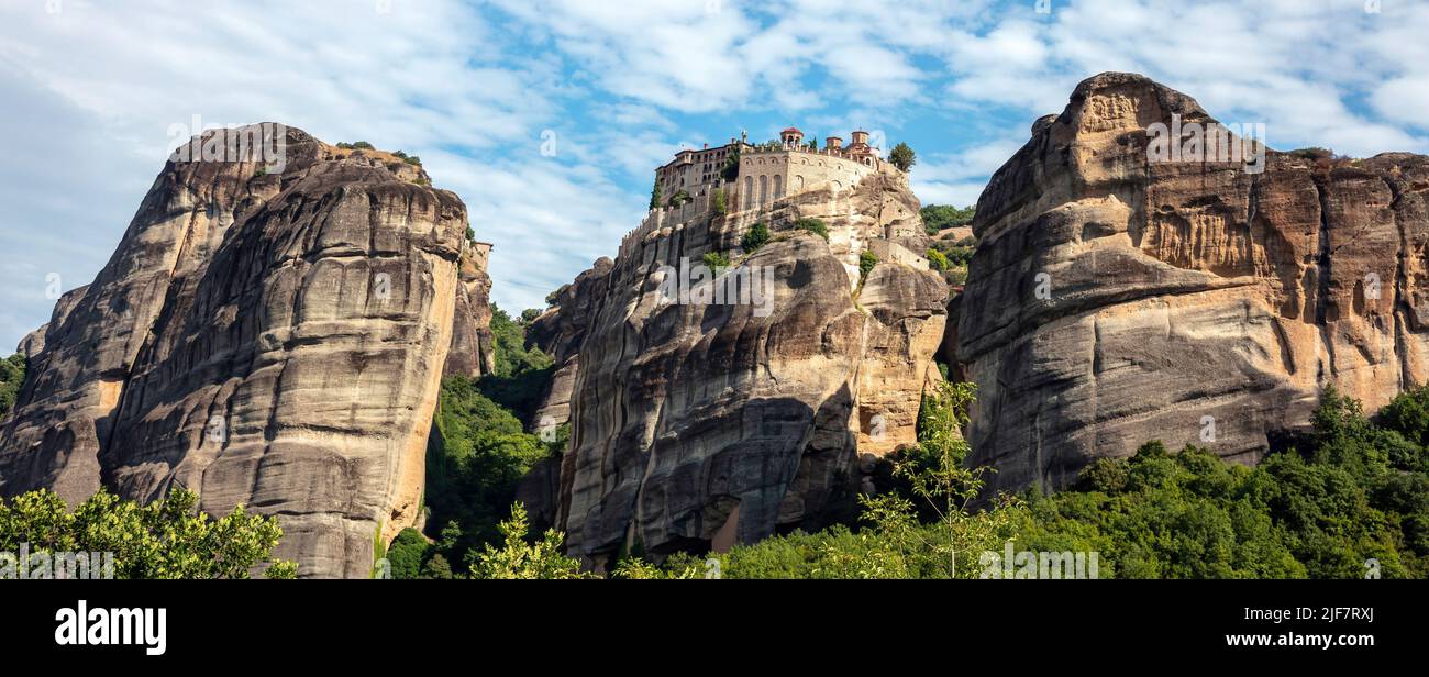 Meteora Griechenland. Varlaam Heilige Klostergebäude auf Felsen, blauer wolkiger Himmel. Europa Religion Reiseziel Stockfoto