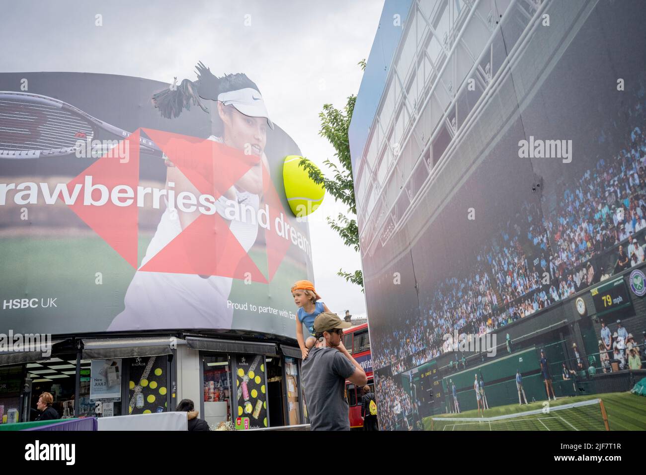 Die britische Tennisspielerin Emma Raducanu, die von HSBC gesponsert wird, erscheint in der ersten Wettkampfwoche der Wimbledon Lawn Tennis Association Championships am 30.. Juni 2022 in London, England, auf einer riesigen Plakatwand im Stadtzentrum von Wimbledon. Raducanu, dessen Eltern beide in der Finanzbranche tätig sind, hat bereits Sponsorenverträge mit Porsche, Tiffany and Co, British Airways, Evian, Dior und Vodafone. HSBC ist auch ein wichtiger Wimbledon-Sponsor, aber eine britische Parlamentsgruppe hat Wimbledon aufgefordert, die Marke über die Unterstützung der Bank für das umstrittene nationale Sicherheitsgesetz in Hongkong fallen zu lassen Stockfoto