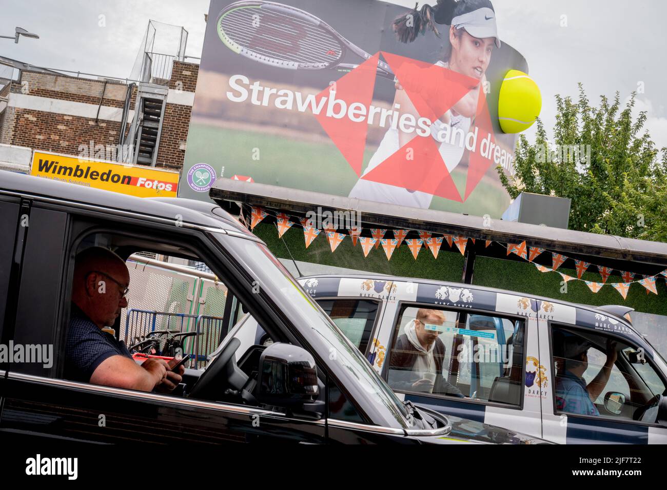 Die britische Tennisspielerin Emma Raducanu, die von HSBC gesponsert wird, erscheint in der ersten Wettkampfwoche der Wimbledon Lawn Tennis Association Championships am 30.. Juni 2022 in London, England, auf einer riesigen Plakatwand im Stadtzentrum von Wimbledon. Raducanu, dessen Eltern beide in der Finanzbranche tätig sind, hat bereits Sponsorenverträge mit Porsche, Tiffany and Co, British Airways, Evian, Dior und Vodafone. HSBC ist auch ein wichtiger Wimbledon-Sponsor, aber eine britische Parlamentsgruppe hat Wimbledon aufgefordert, die Marke über die Unterstützung der Bank für das umstrittene nationale Sicherheitsgesetz in Hongkong fallen zu lassen Stockfoto
