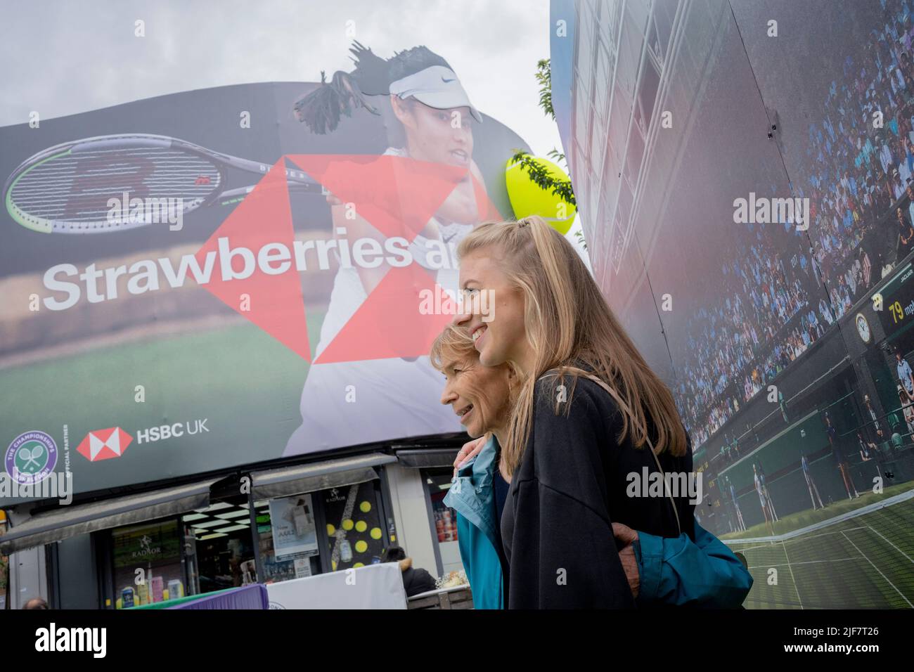 Die britische Tennisspielerin Emma Raducanu, die von HSBC gesponsert wird, erscheint in der ersten Wettkampfwoche der Wimbledon Lawn Tennis Association Championships am 30.. Juni 2022 in London, England, auf einer riesigen Plakatwand im Stadtzentrum von Wimbledon. Raducanu, dessen Eltern beide in der Finanzbranche tätig sind, hat bereits Sponsorenverträge mit Porsche, Tiffany and Co, British Airways, Evian, Dior und Vodafone. HSBC ist auch ein wichtiger Wimbledon-Sponsor, aber eine britische Parlamentsgruppe hat Wimbledon aufgefordert, die Marke über die Unterstützung der Bank für das umstrittene nationale Sicherheitsgesetz in Hongkong fallen zu lassen Stockfoto