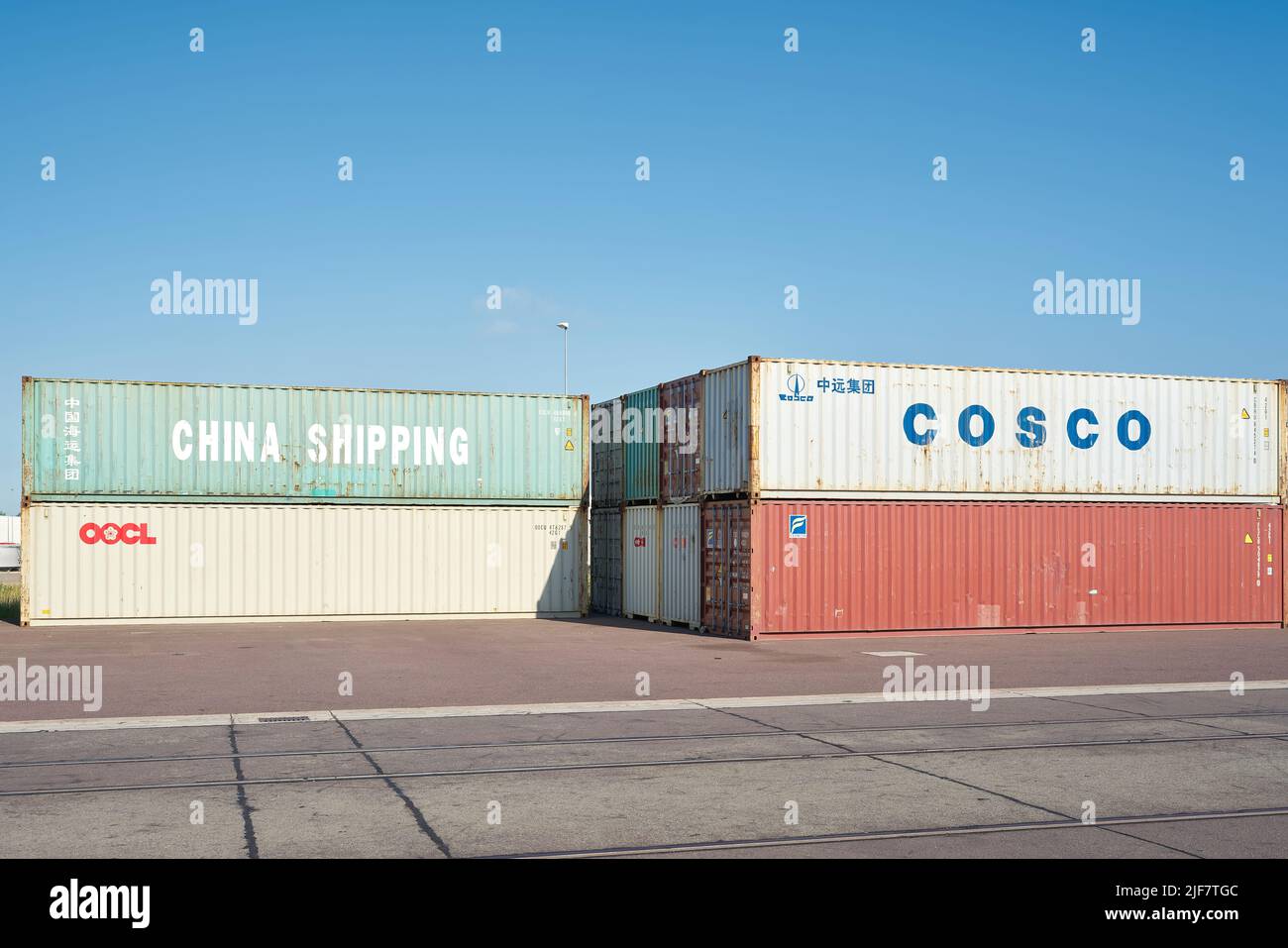 Container aus der ganzen Welt für den Import und Export bereit für den Weitertransport im Hafen von Magdeburg Stockfoto