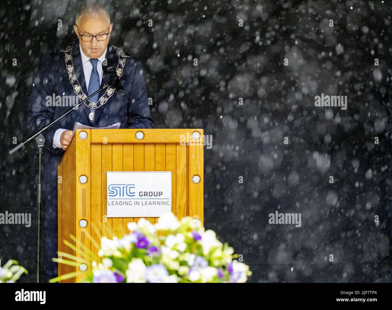 2022-06-30 19:04:12 ROTTERDAM - Bürgermeister Ahmed Aboutaleb während des Gedenkens an die Abschaffung der Sklaverei in Suriname und den karibischen Niederlanden. Die Stadtverwaltung von Rotterdam entschuldigte sich zuvor für die Teilnahme der Stadt an der kolonialen und sklavereiischen Vergangenheit. ANP ROBIN UTRECHT niederlande Out - belgien Out Stockfoto