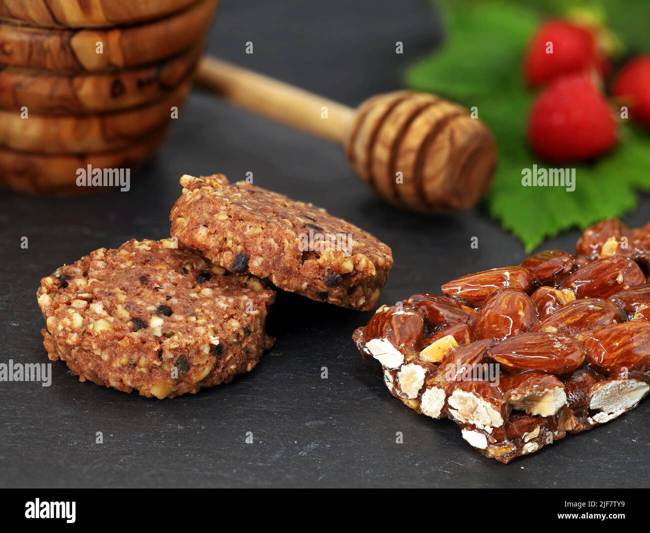 Mandelriegel und Müsli-Kekse, verfeinert mit Honig und Obst, einem Protein-Snack für eine ballaststoffreiche Ernährung Stockfoto