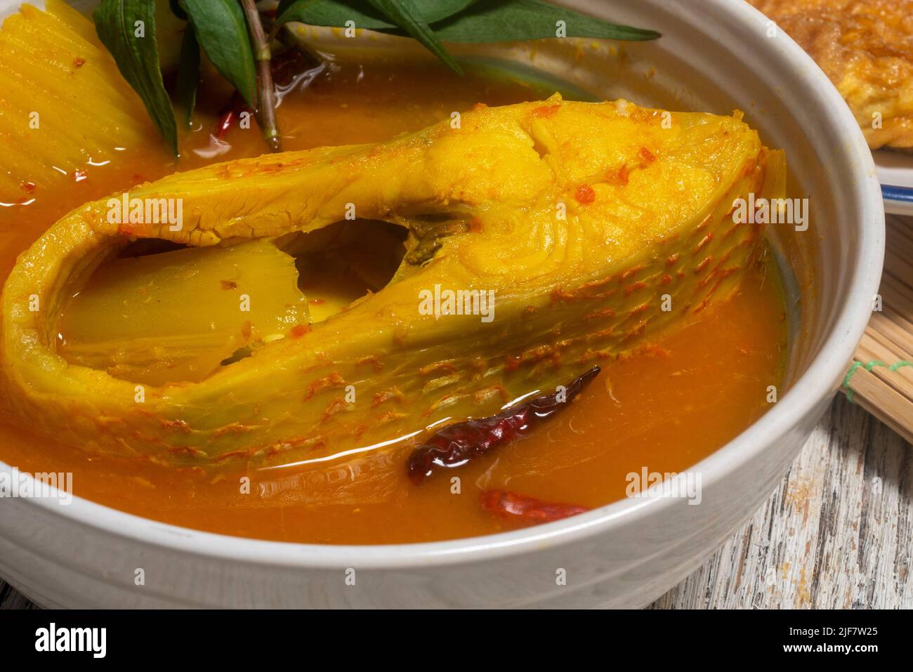 Southern Thai Gaeng Som - Rote Tilapia Fischsuppe mit Papaya, würzigen Geschmack. Sauer-würziges Fischgericht. Stockfoto