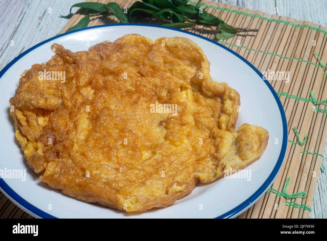 Omelette in einem weißen Teller. Einfach zuzubereiten Mahlzeiten sind proteinreich. Thailändisches Essen. Stockfoto