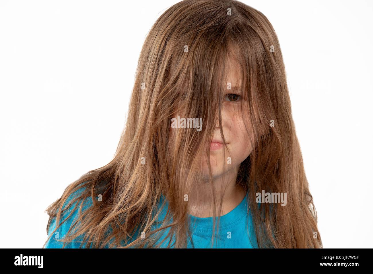 Natürliches Porträt eines glücklichen Kindes Mädchen mit vermasselten Haaren Stockfoto