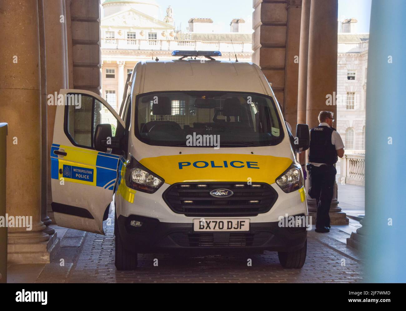 London, Großbritannien. 30.. Juni 2022. Ein Polizeiwagen am Eingang der Galerie mit den verhafteten Demonstranten. Ein Paar von Just Stop Oil-Aktivisten klebte sich aus Protest gegen fossile Brennstoffe an ein Van Gogh-Gemälde in der Courtauld Gallery im Somerset House. Kredit: Vuk Valcic/Alamy Live Nachrichten Stockfoto