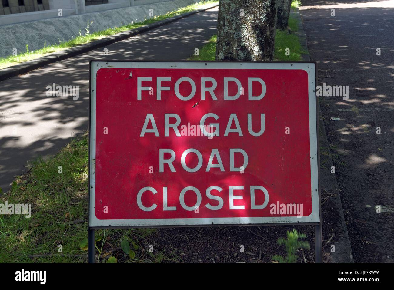 Straßenschild. Zweisprachig, walisisch - Englisch, Straße geschlossen, Ffordd ar Gau, Cardiff-Szenen, Juni 2022, Sommer. Stockfoto