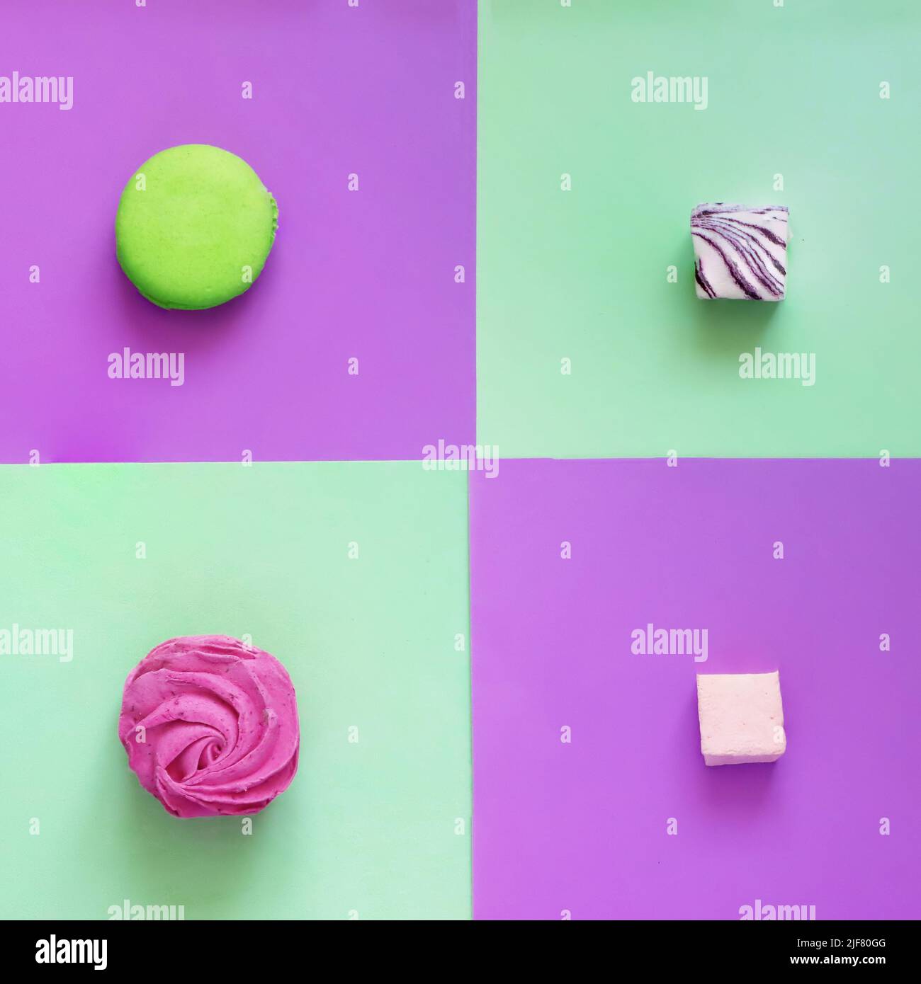 Pop Art. Macaron und Marshallows auf farbigem Hintergrund Stockfoto