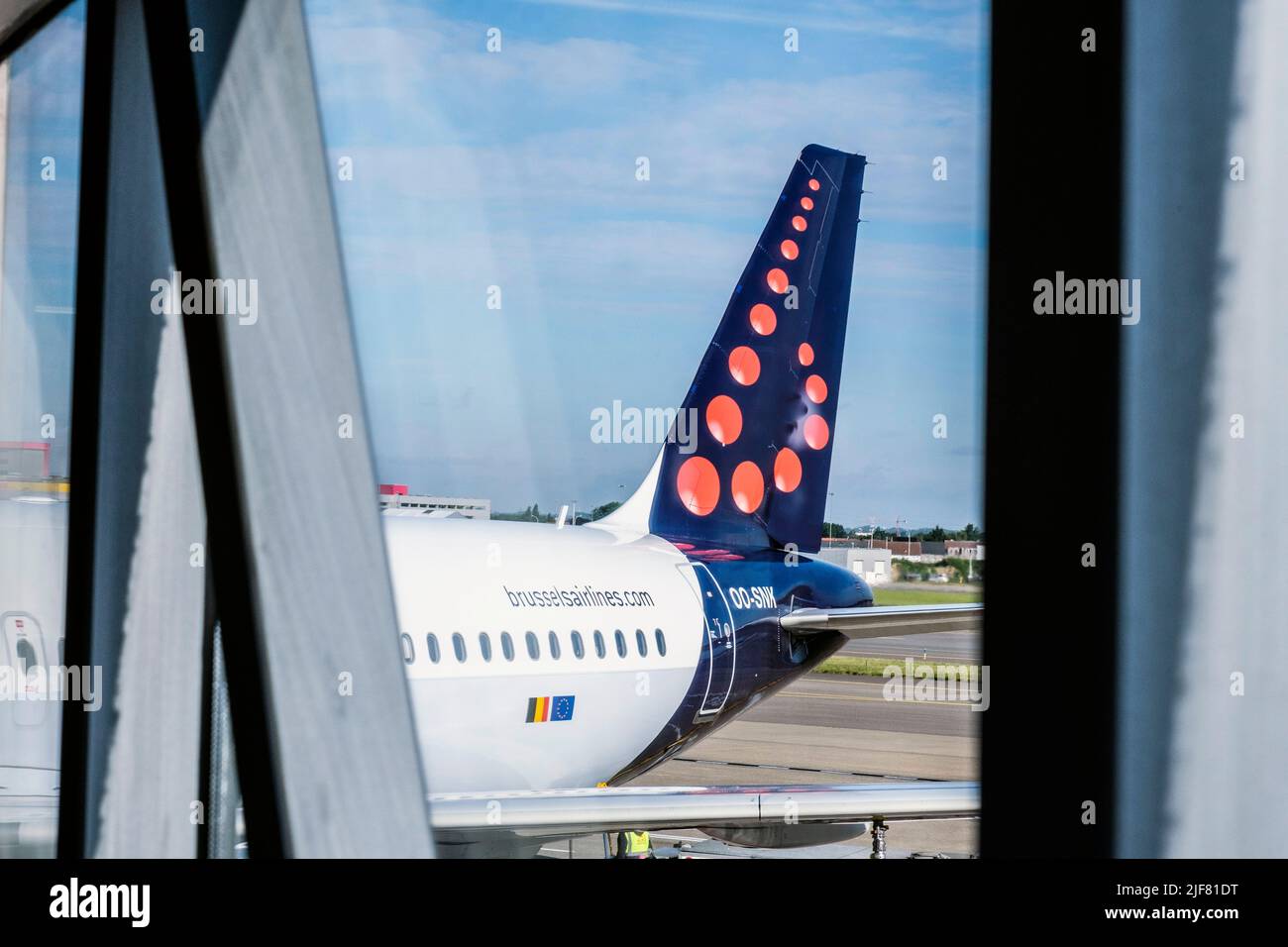 Brussels Airlines Corridor d'acces et vue sur une aile et le Logo de la compagnie eyrienne | Zugang zum Flugzeug und Blick auf einen Flügel und die Schlange Stockfoto