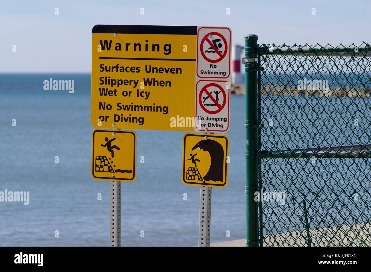 Warnschild am Pier am Eingang zum Hafen von Lake Michigan, Two Riverers, Wisconsin. Stockfoto