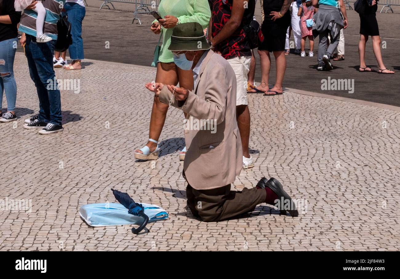 Älterer Mann, der in Fatima, Portugal, den Rosenkranz betet Stockfoto