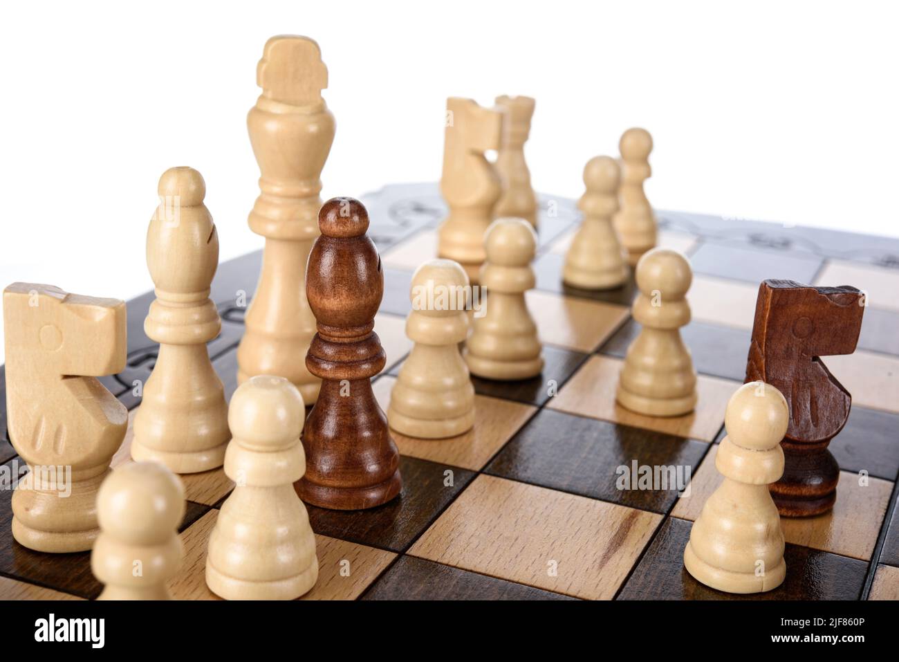 Beige Braun Holzschach verschiedene Figuren stehen auf dem Schachbrett. Nahaufnahme Spiel Konzept Wettbewerb, Classic Turnier. Stockfoto