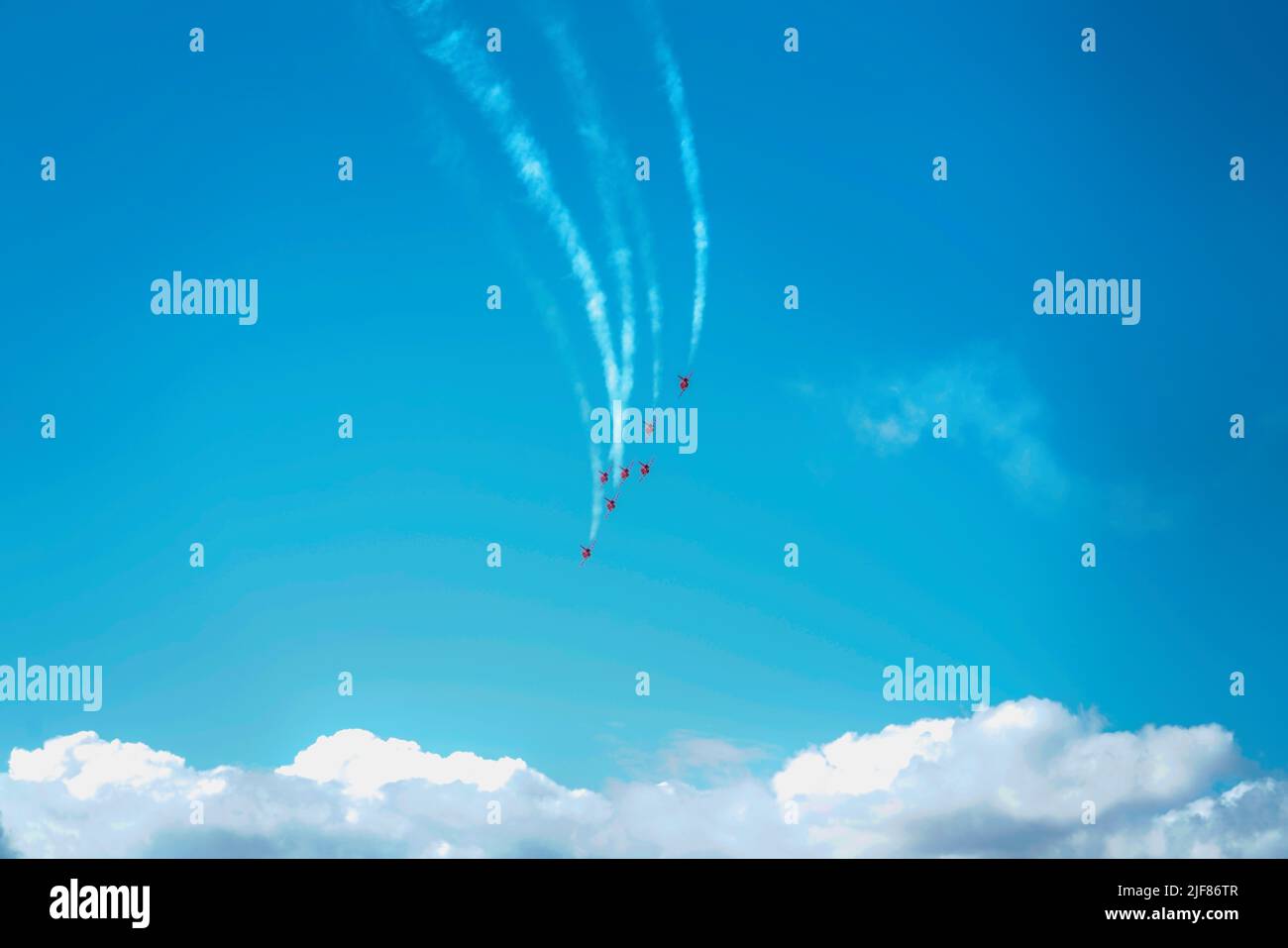 Red Arrows RAF Kunstflugteam und schöner blauer Himmel Stockfoto