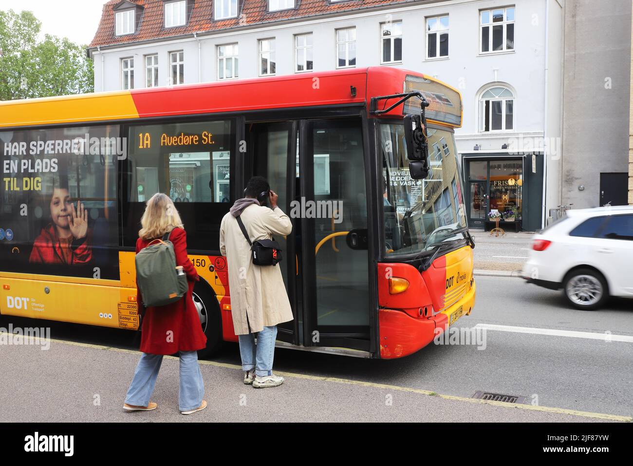 Hellerup, Dänemark - 14. Juni 2014: Ein Kopenhagener Stadtbus auf der Linie 1A, der eine Bushaltestelle im Hellerup-Gebiet anruft, die von Movia betrieben wird. Stockfoto
