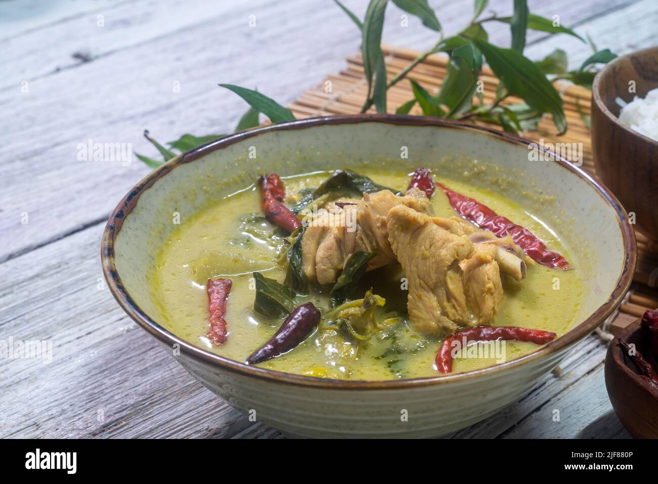 Grünes Fleisch mit Huhn. Grünes, mit Huhn schmeckendes, ist das beliebte Essen. Stockfoto