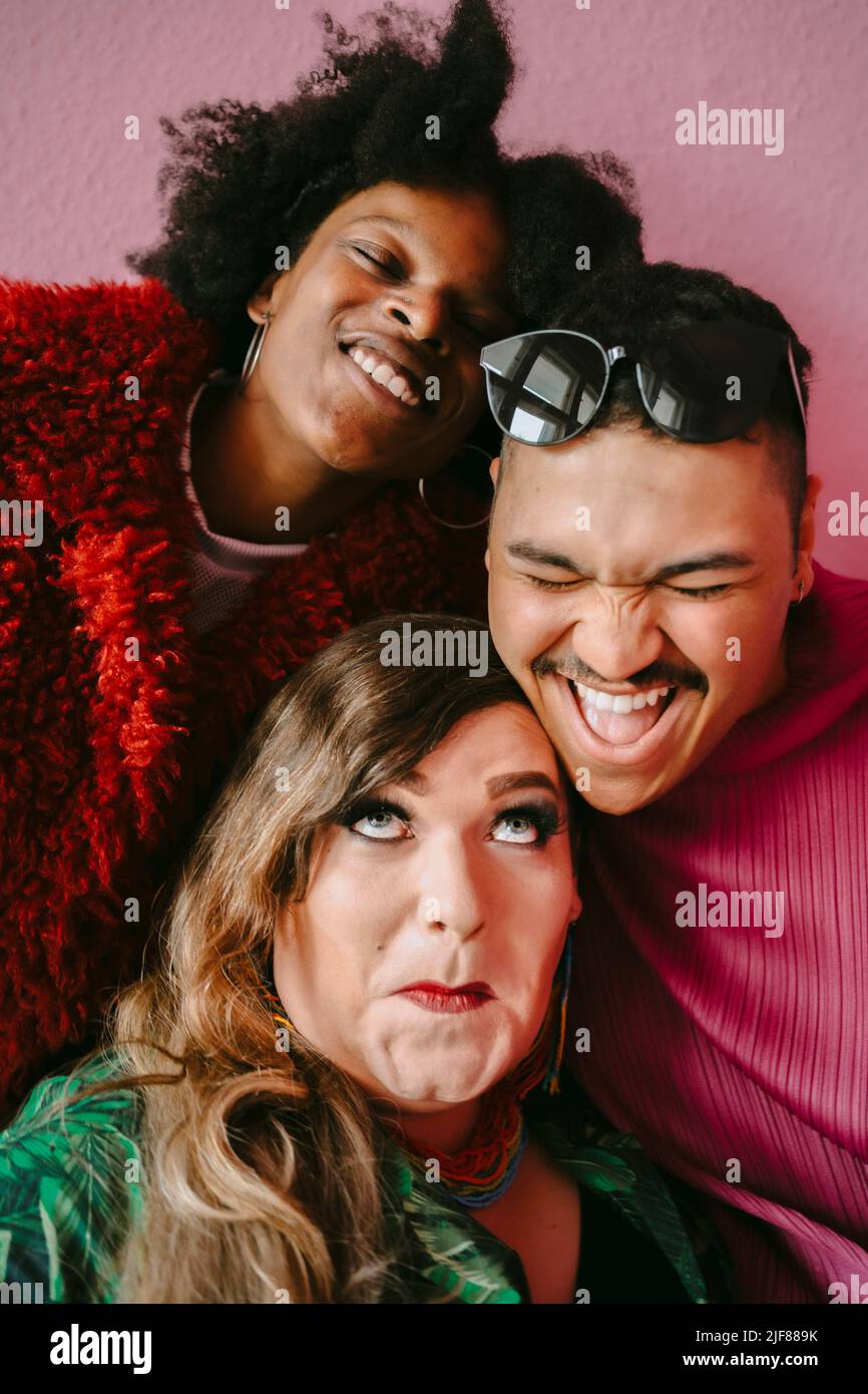 Fröhliche, multirassische Freunde, die zu Hause zusammen Spaß haben Stockfoto