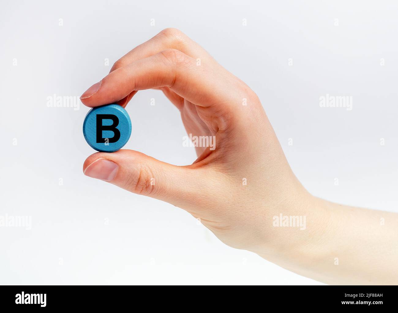 B Vitamintablette, Nahrungsergänzungsmittel in der Hand Nahaufnahme. Hochwertige Fotos Stockfoto