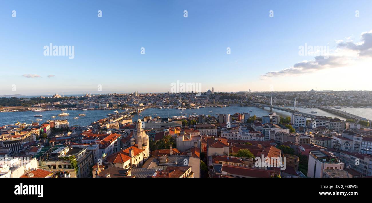 Goldenes Horn Panoramablick vom Galata-Turm, Istanbul - Türkei: 17. Juni 2022. Stockfoto