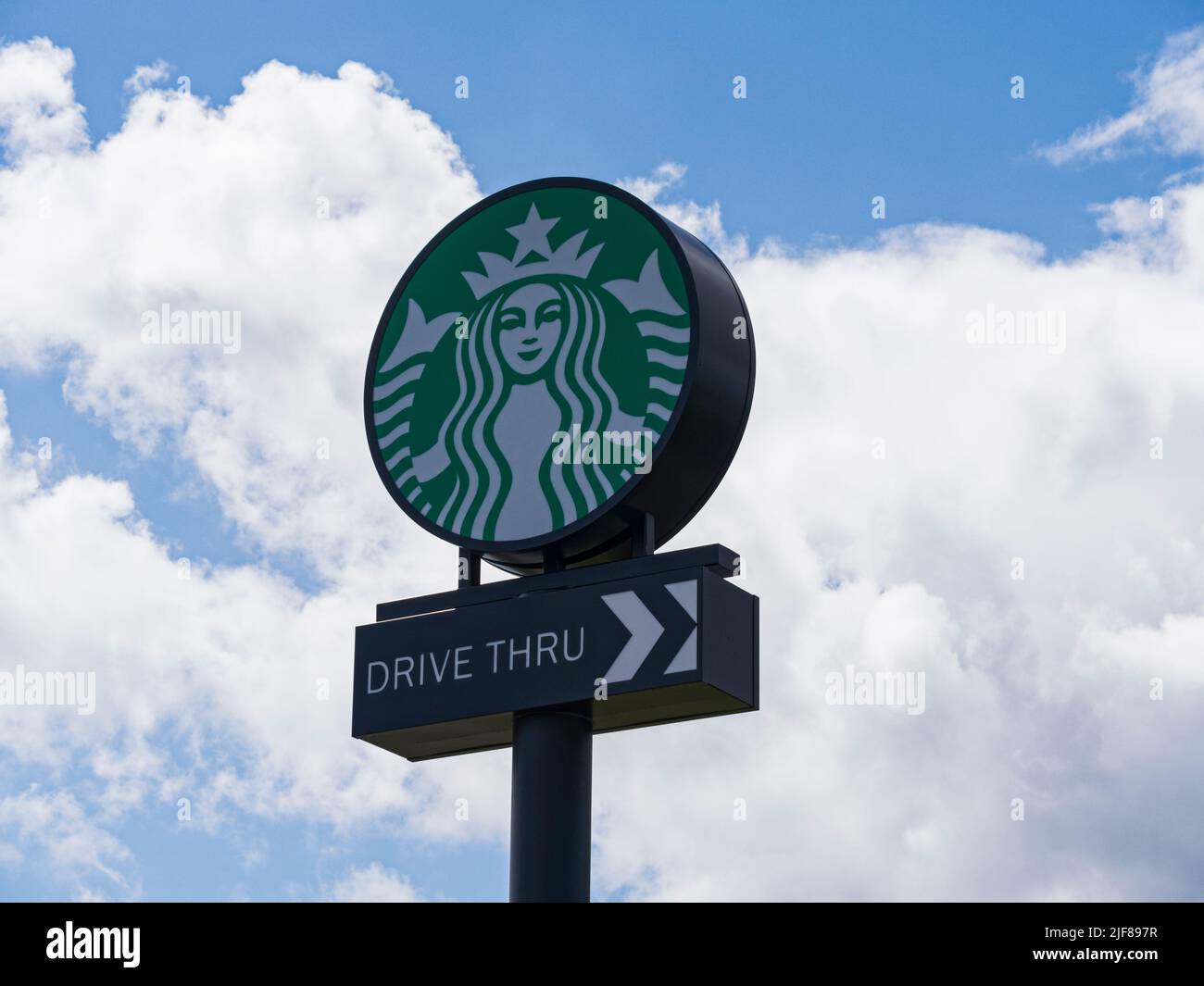 Starbucks Drive-Thru-Schild mit Kopierbereich, Northumberland, Großbritannien Stockfoto