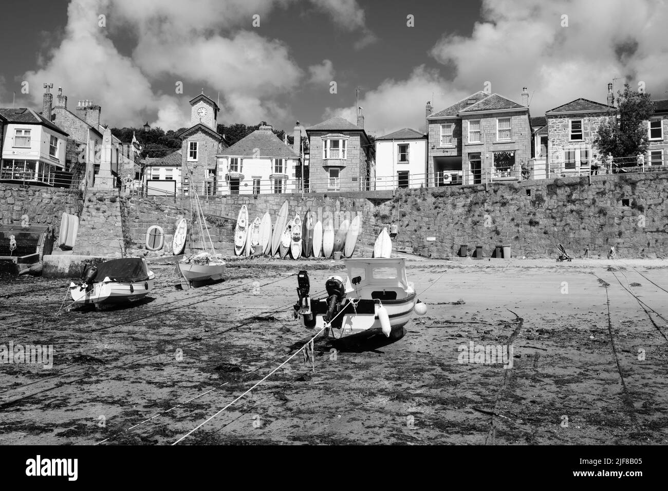 Blick auf Mousehole, Cornwall an einem sonnigen Junimorgen Stockfoto