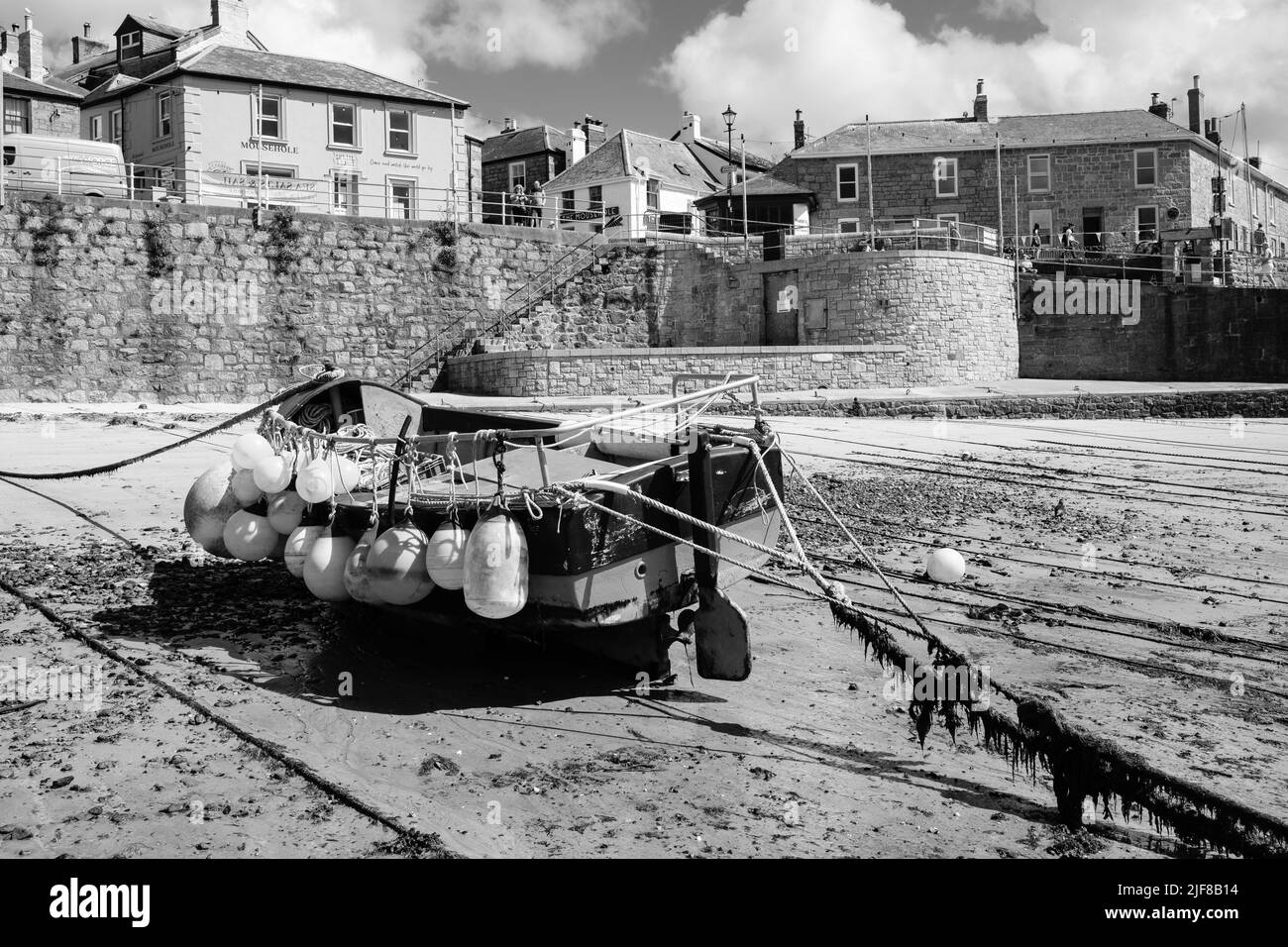 Blick auf Mousehole, Cornwall an einem sonnigen Junimorgen Stockfoto