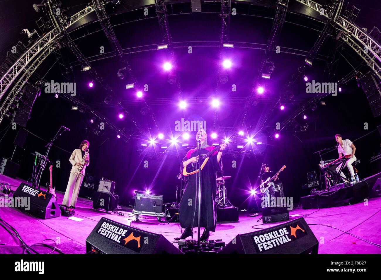 Roskilde, Dänemark. 30.. Juni 2022. Die walisische Sängerin und Musikerin Cate Le Bon spielt ein Live-Konzert während des dänischen Musikfestivals Roskilde Festival 2022 in Roskilde. (Foto: Gonzales Photo/Alamy Live News Stockfoto