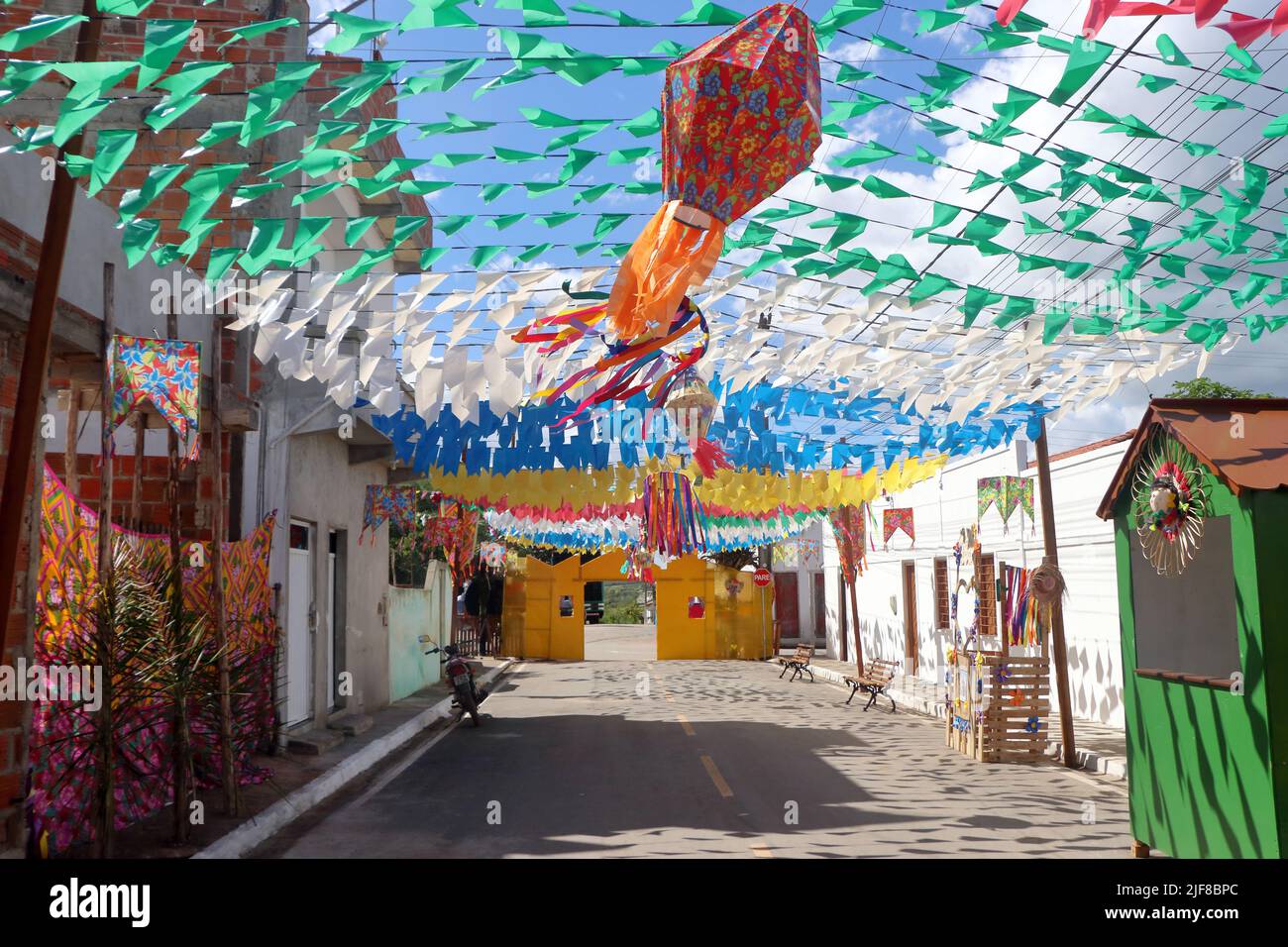 2022.24.06. Conceição do Coite, Bahia, Brasilien. Dekorationen für die Feierlichkeiten im Juni in der Stadt Juazeirinko. Johannisfest Stockfoto