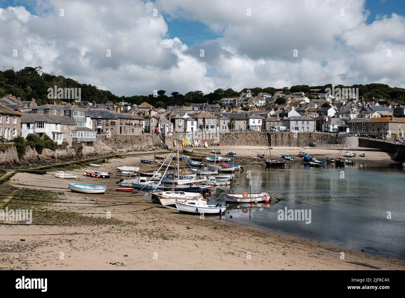 Blick auf Mousehole, Cornwall an einem sonnigen Junimorgen Stockfoto