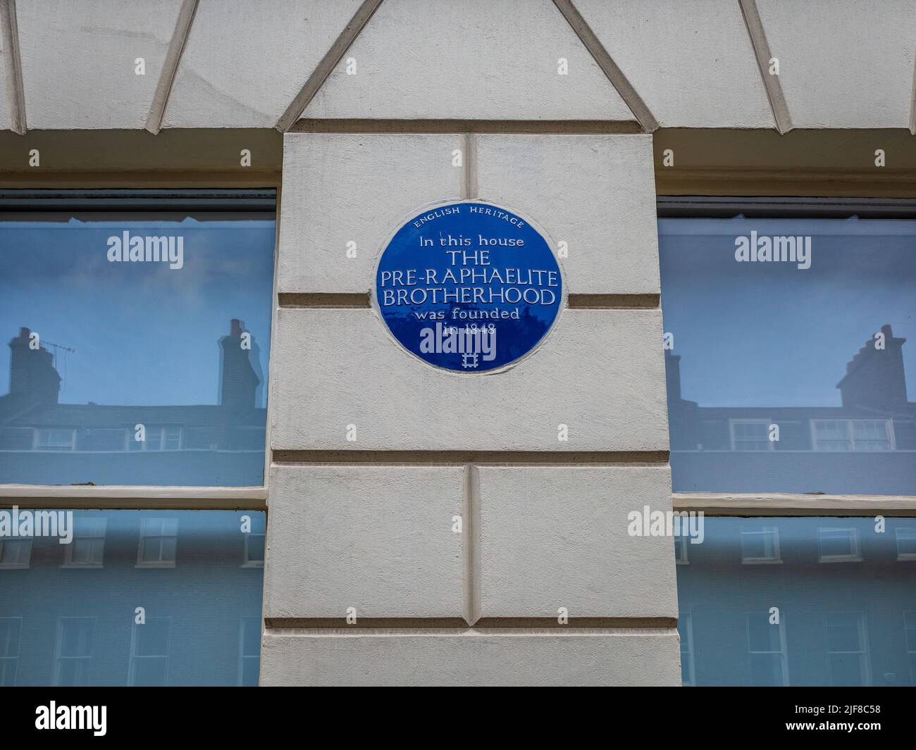 Blaue Plakette Der Präraffaelitischen Bruderschaft 7 Gower St Bloomsbury London. In diesem Haus WURDE 1848 DIE PRÄRAFFAELITISCHE BRUDERSCHAFT gegründet Stockfoto