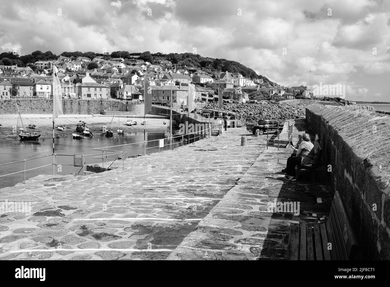 Blick auf Mousehole, Cornwall an einem sonnigen Junimorgen Stockfoto