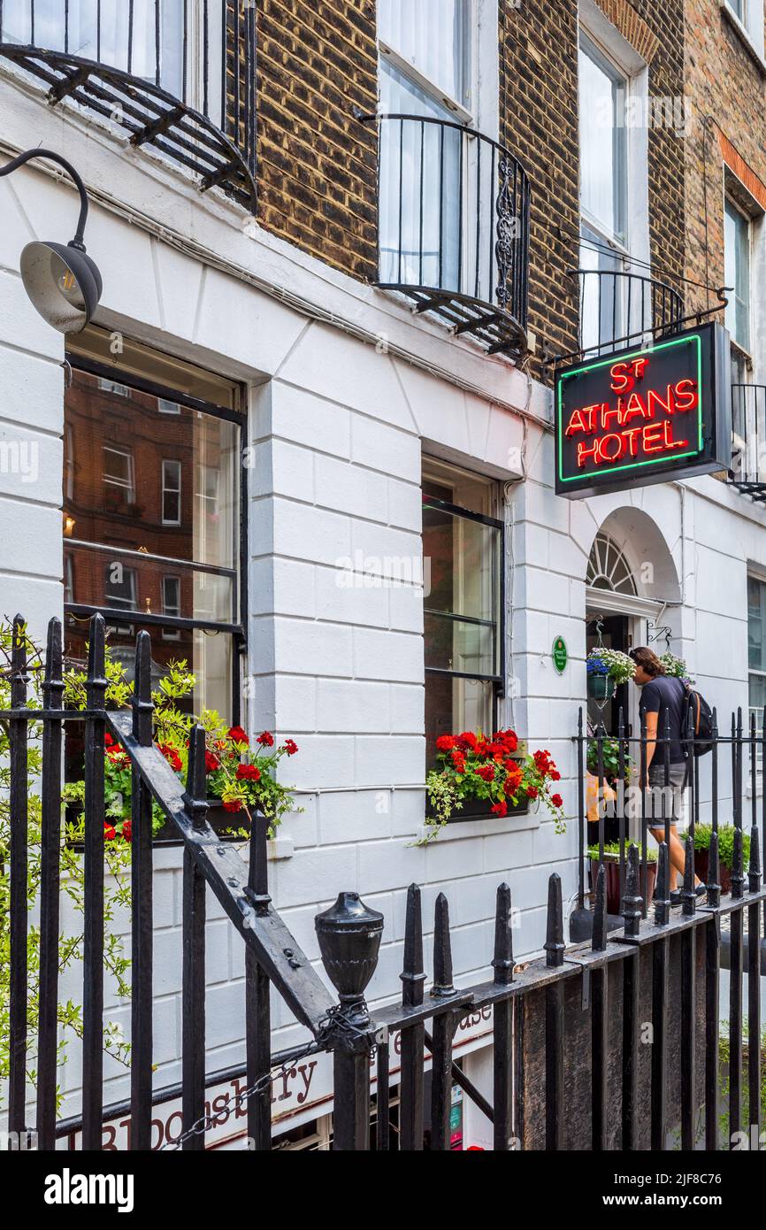 St Athans Hotel Bloomsbury London - eines von vielen kleinen Budget-Hotels in der Nähe von Euston und Kings Cross St Pancras Station im Zentrum von London Stockfoto