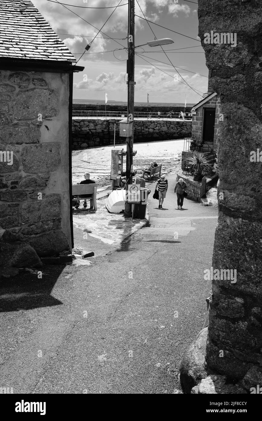 Blick auf Mousehole, Cornwall an einem sonnigen Junimorgen Stockfoto