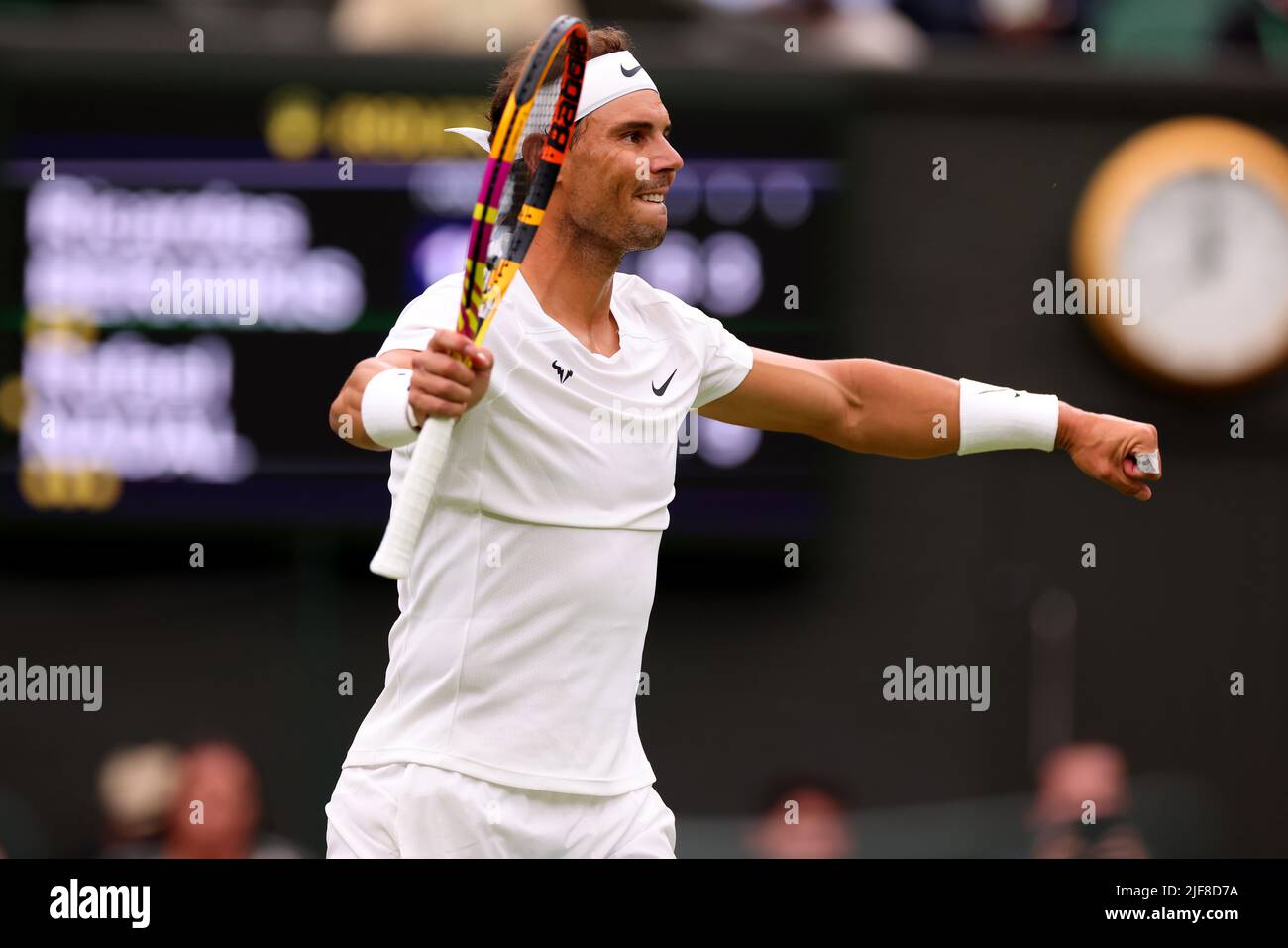 30.. Juni 2022, All England Lawn Tennis and Croquet Club, London, England; Wimbledon Tennisturnier; Rafael Nadal feiert, nachdem er das Spiel mit 3 Sätzen zu 1 gegen Ricardas Berankis in den Herren-Singles gewonnen hat Stockfoto