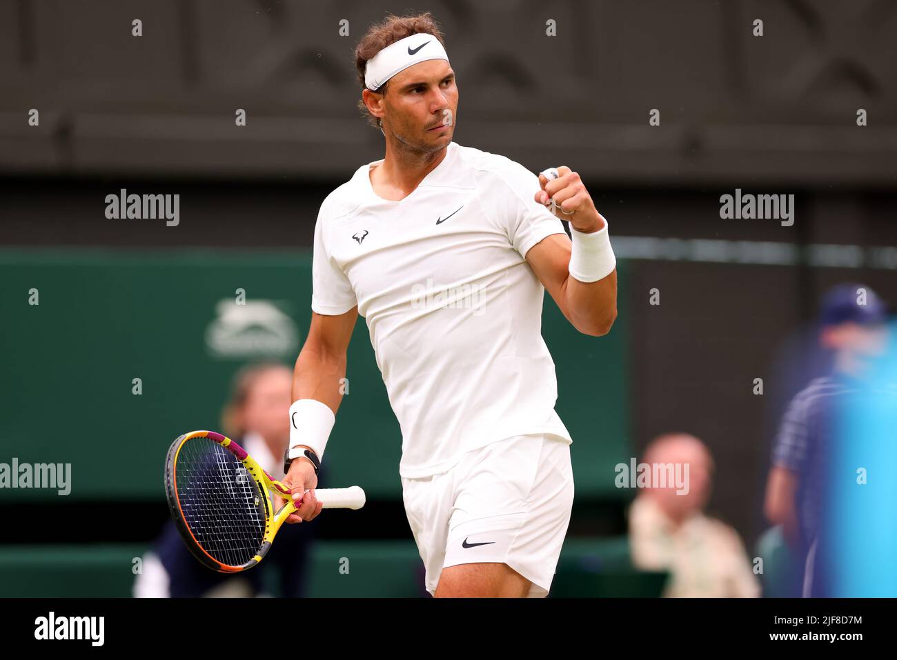 30.. Juni 2022, All England Lawn Tennis and Croquet Club, London, England; Wimbledon Tennisturnier; Rafael Nadal feiert, nachdem er in den Herren-Singles einen Punkt gegen Ricardas Berankis gewonnen hat Stockfoto