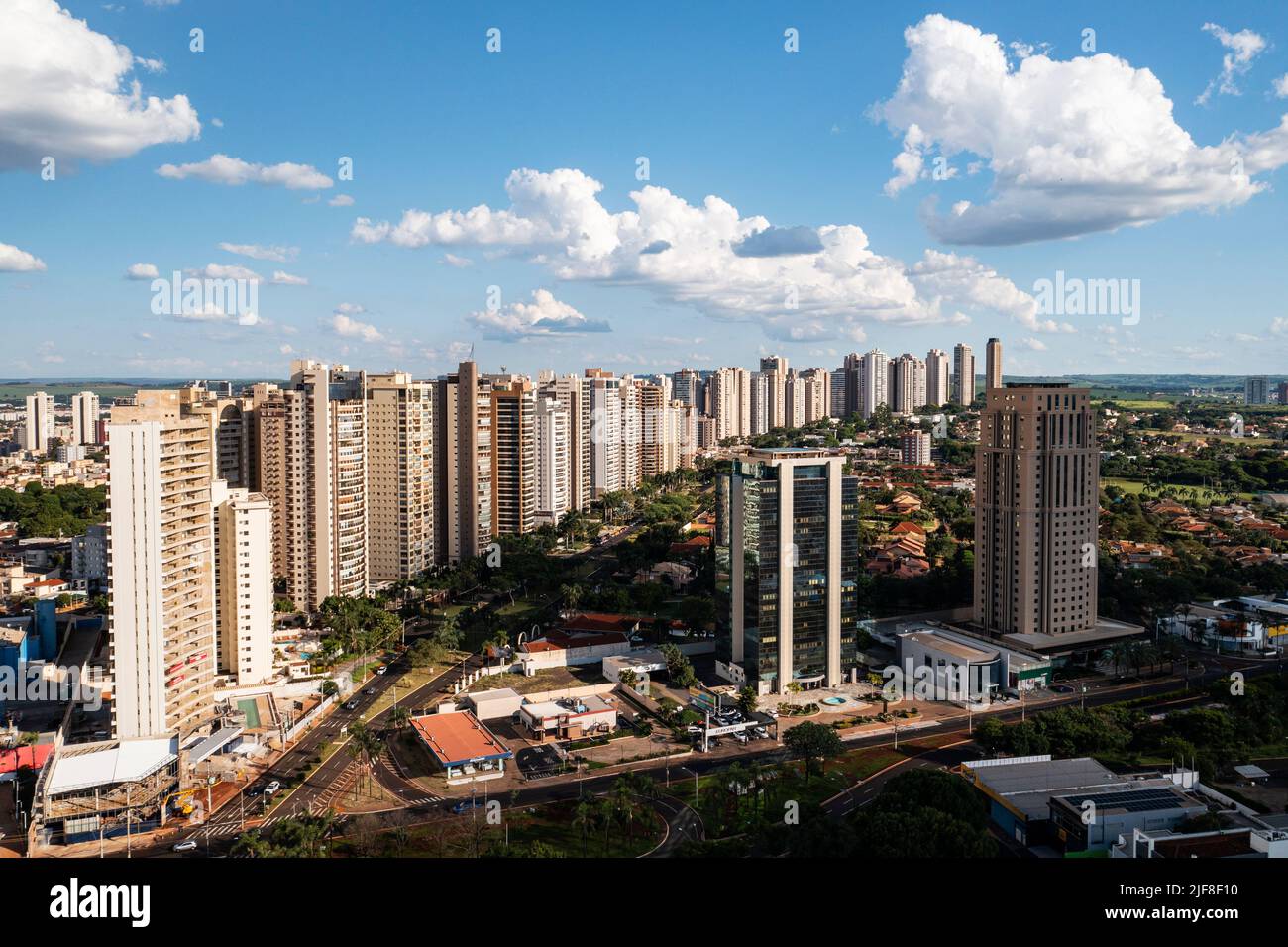 Ribeirao Preto, Sao Paulo, Brasilien - 27.. Dezember 2021 - Luftaufnahme der Gebäude an der Avenida Presidente Vargas und der Avenida Joao Fiuza. Stockfoto