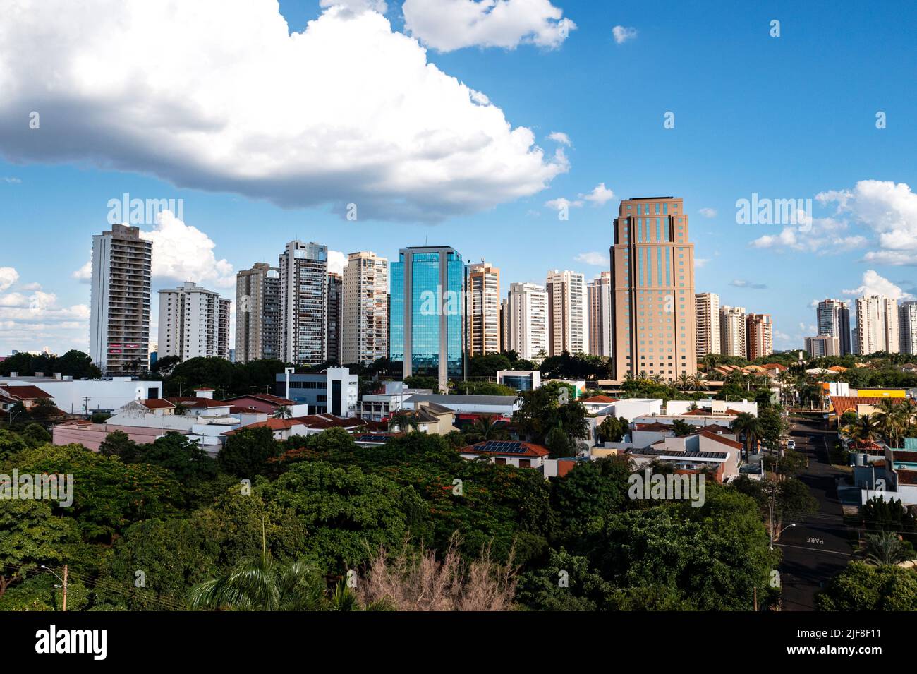 Ribeirao Preto, Sao Paulo, Brasilien - 27.. Dezember 2021 - Teilansicht des Viertels Alto da Boa Vista und der Gebäude auf der Avenida Joao Fiuza. Stockfoto