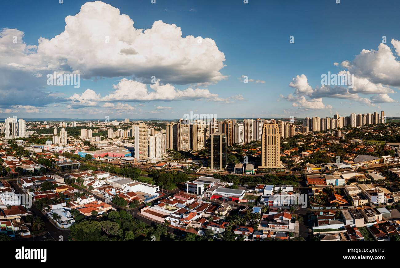 Ribeirao Preto, Sao Paulo, Brasilien - 27.. Dezember 2021 - Teilansicht des Viertels Alto da Boa Vista und der Gebäude auf der Avenida Joao Fiuza. Stockfoto
