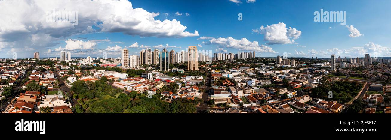 Ribeirao Preto, Sao Paulo, Brasilien, 27.. Dezember 2021 - Panoramaansicht der Gebäude auf der Avenida Presidente Vargas und der Avenida Joao Fiuza. Stockfoto