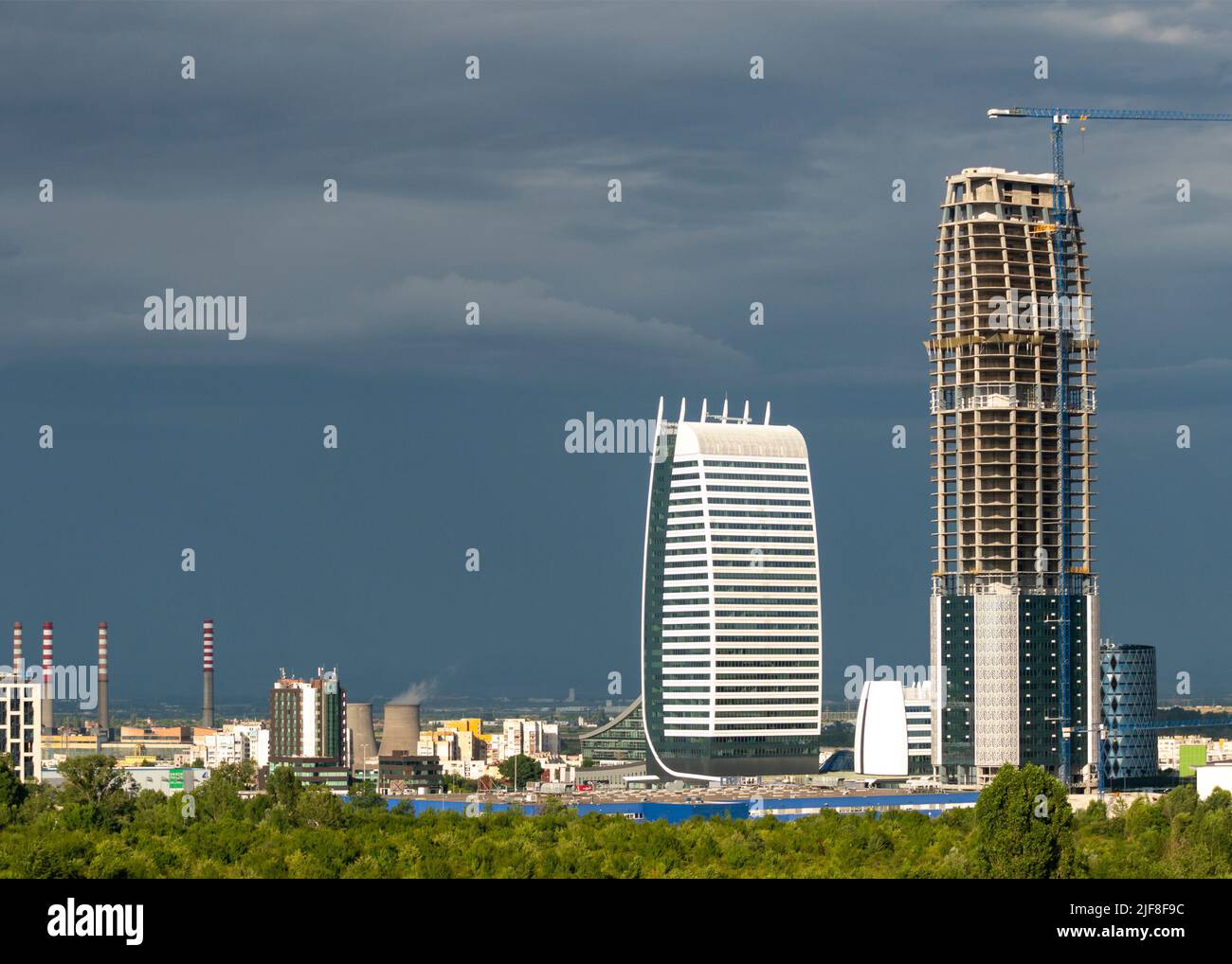 Bürogebäude in Sky Fort und Baustelle von A&A Architects und Abschluss der Hauptstadtfestung in Sofia Bulgarien im Juni 2022 Stockfoto