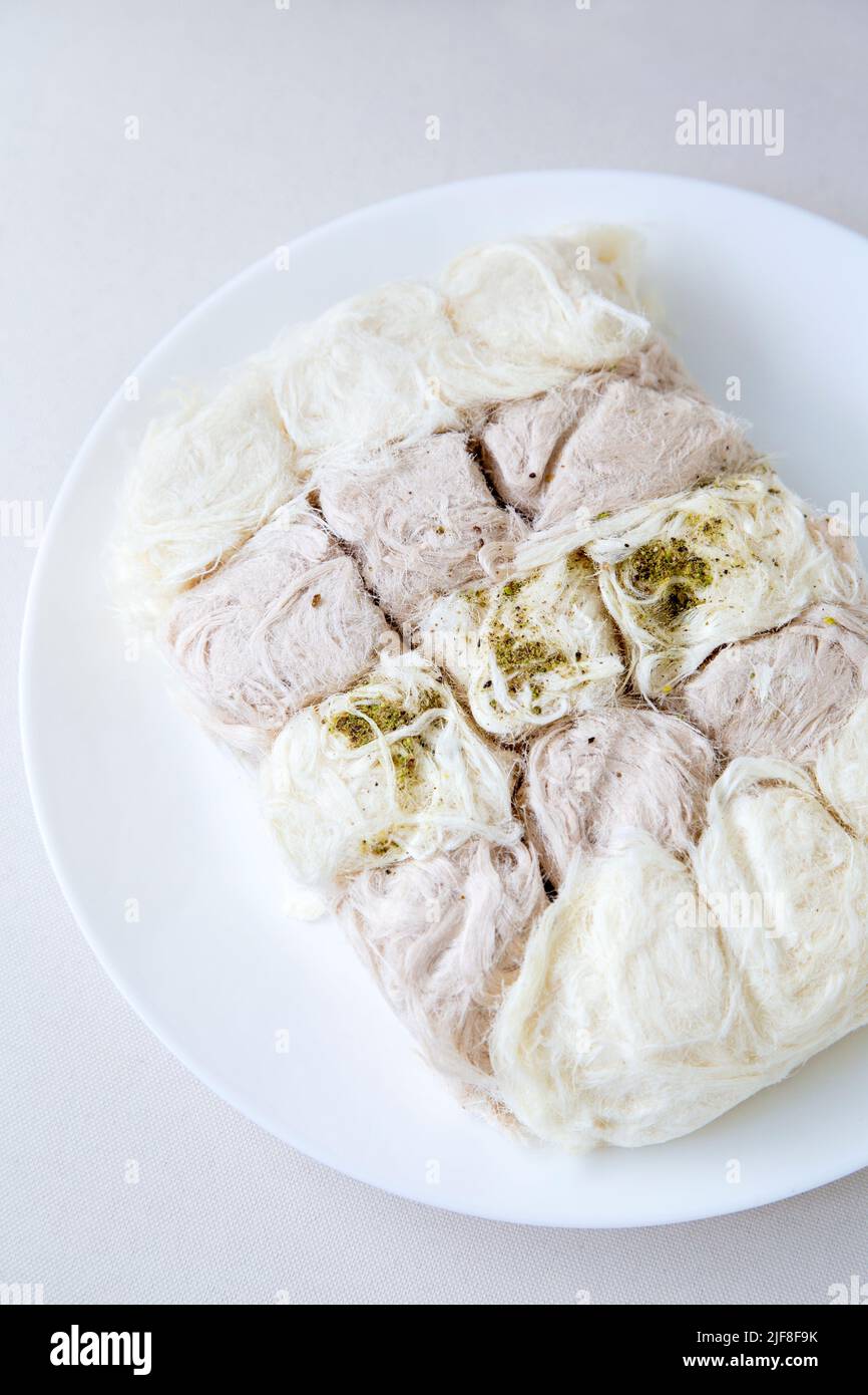 Türkische Zahnseide Halva in einer Auswahl an Geschmacksrichtungen Stockfoto