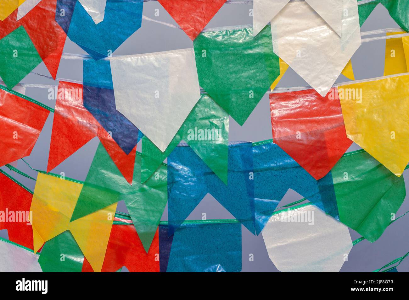 Goiania, Goiás, Brasilien – 30. Juni 2022: Mehrere bunte Wimpel hängen auf der Wäscheleine mit blauem Himmel im Hintergrund bei der Juniparty. Stockfoto